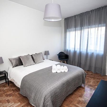 Downtown 3 Bedroom With Balcony - Quiet Street - Family Friendly - Groups Porto Luaran gambar