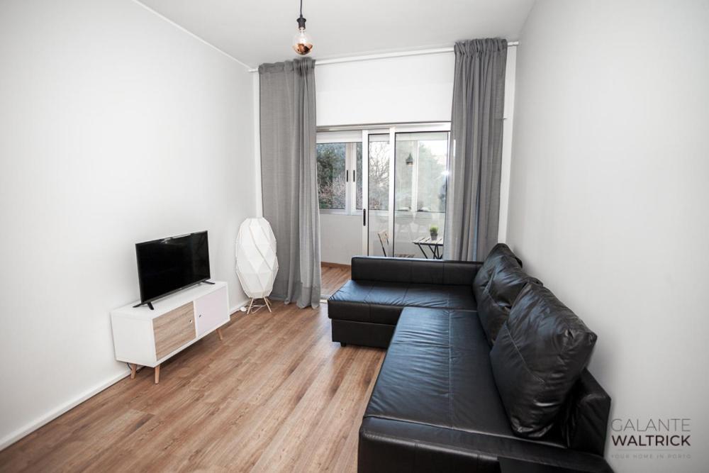 Downtown 3 Bedroom With Balcony - Quiet Street - Family Friendly - Groups Porto Luaran gambar