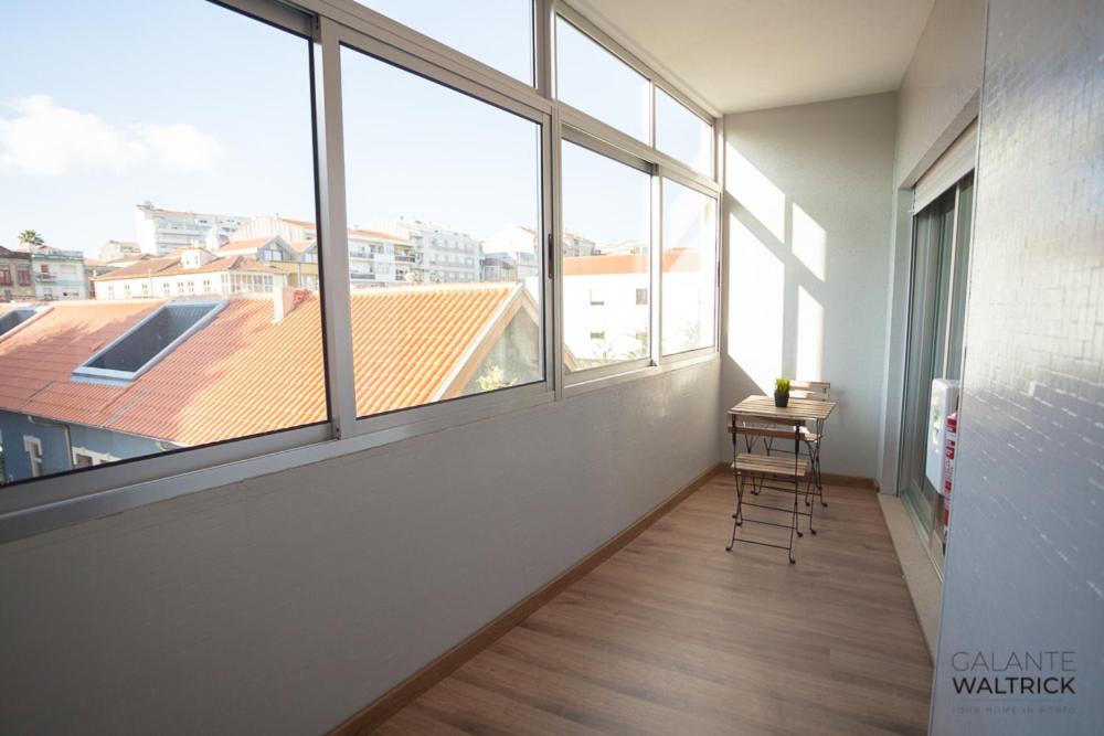 Downtown 3 Bedroom With Balcony - Quiet Street - Family Friendly - Groups Porto Luaran gambar