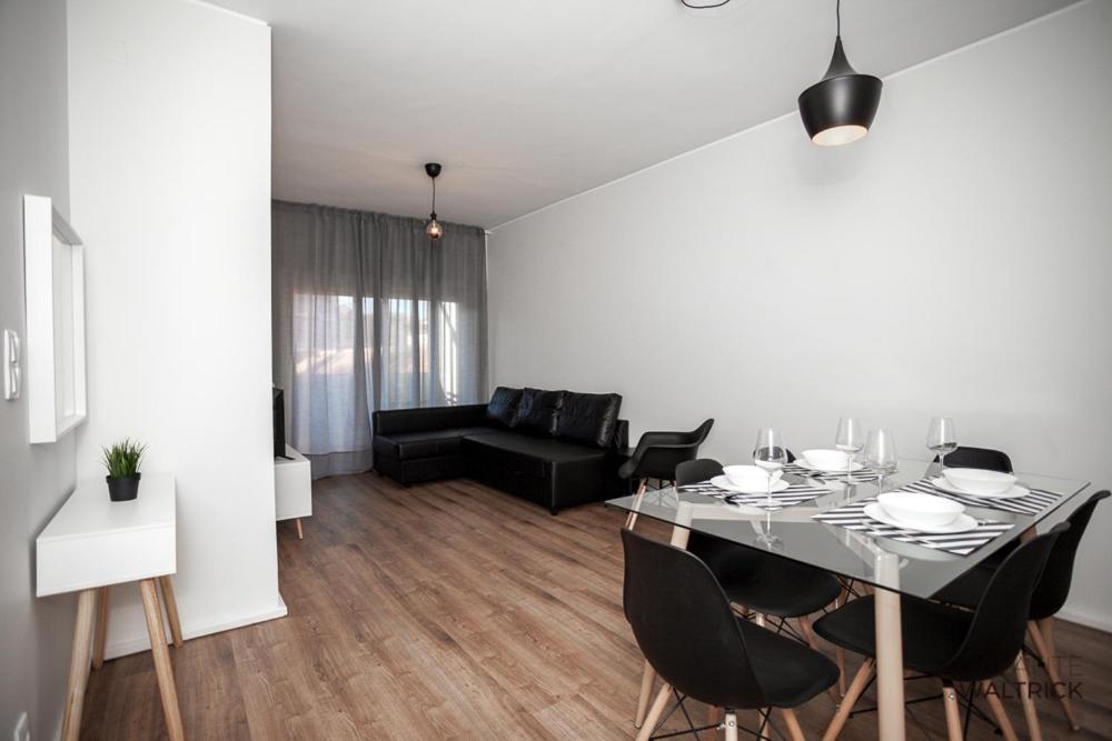 Downtown 3 Bedroom With Balcony - Quiet Street - Family Friendly - Groups Porto Luaran gambar