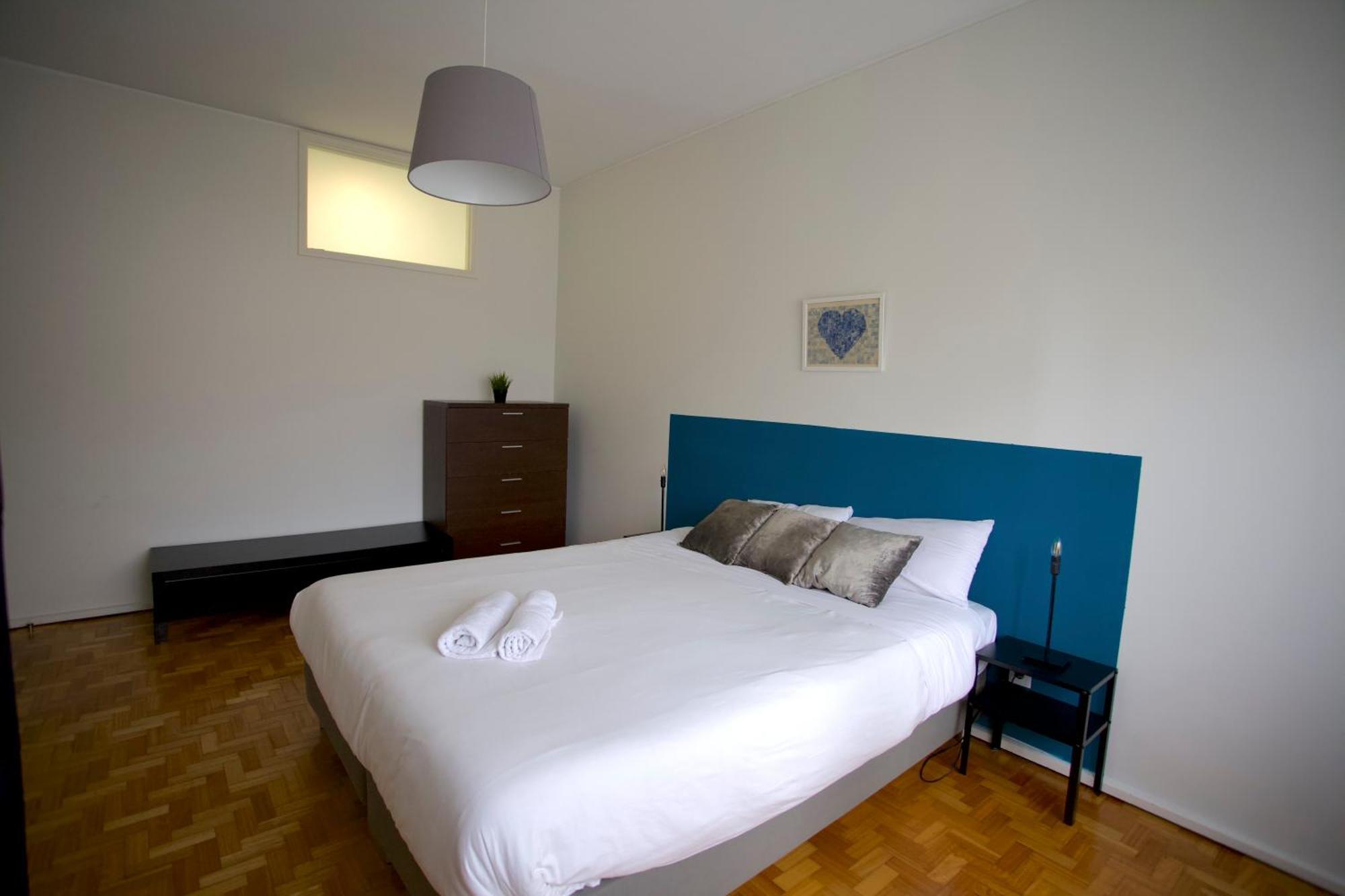Downtown 3 Bedroom With Balcony - Quiet Street - Family Friendly - Groups Porto Luaran gambar