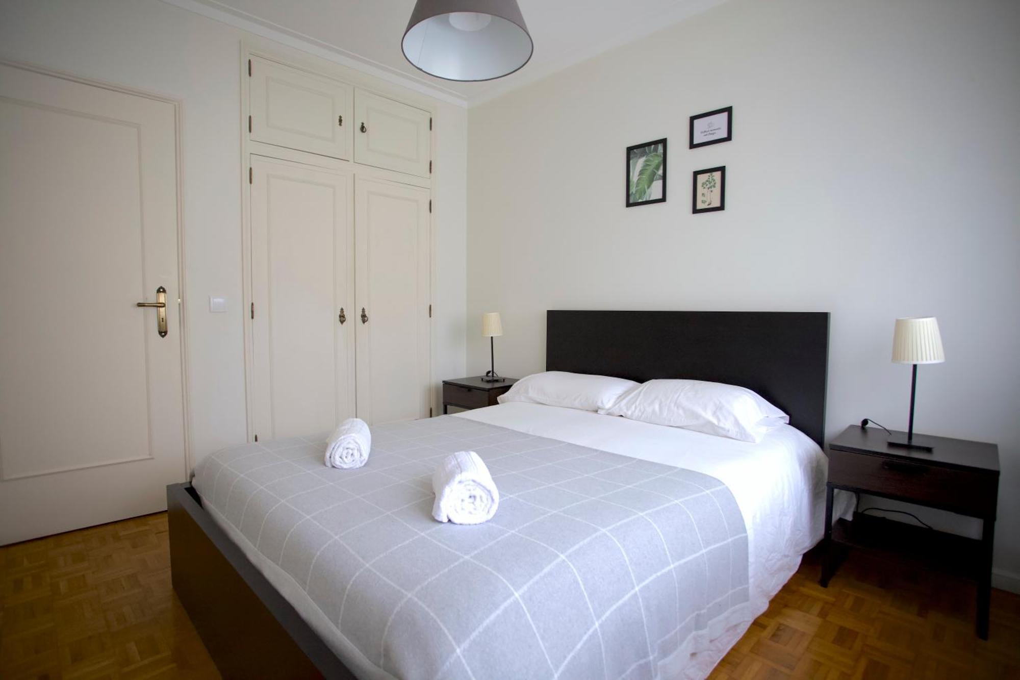 Downtown 3 Bedroom With Balcony - Quiet Street - Family Friendly - Groups Porto Luaran gambar