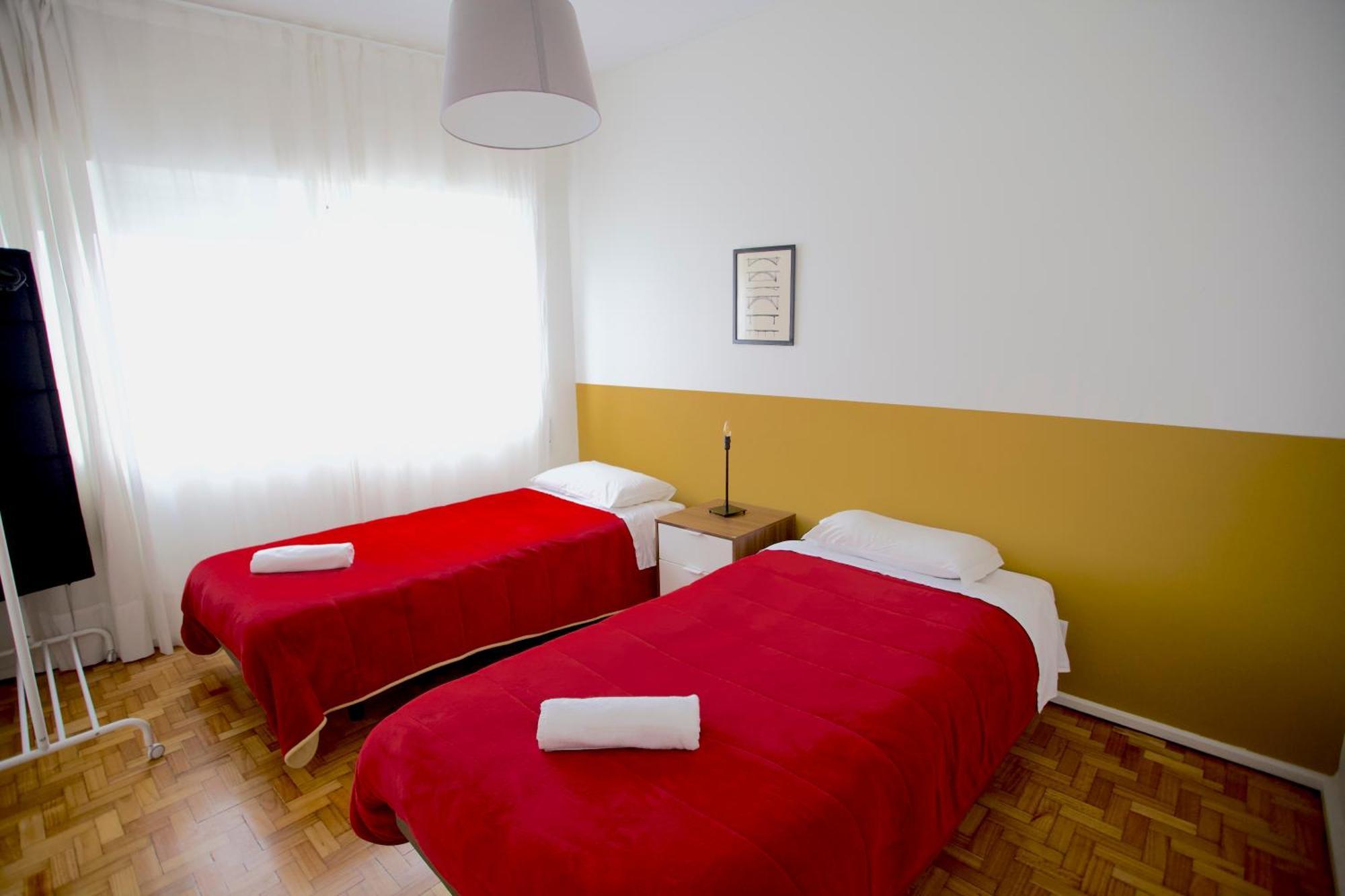Downtown 3 Bedroom With Balcony - Quiet Street - Family Friendly - Groups Porto Luaran gambar