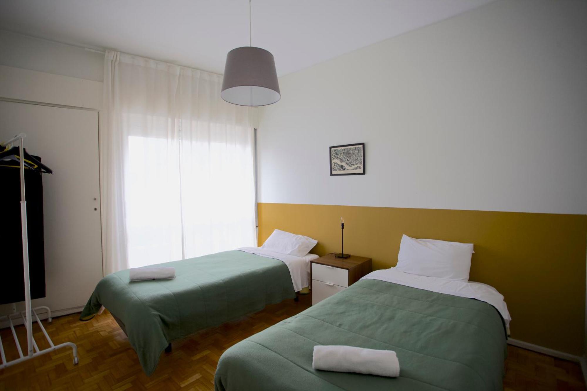Downtown 3 Bedroom With Balcony - Quiet Street - Family Friendly - Groups Porto Luaran gambar