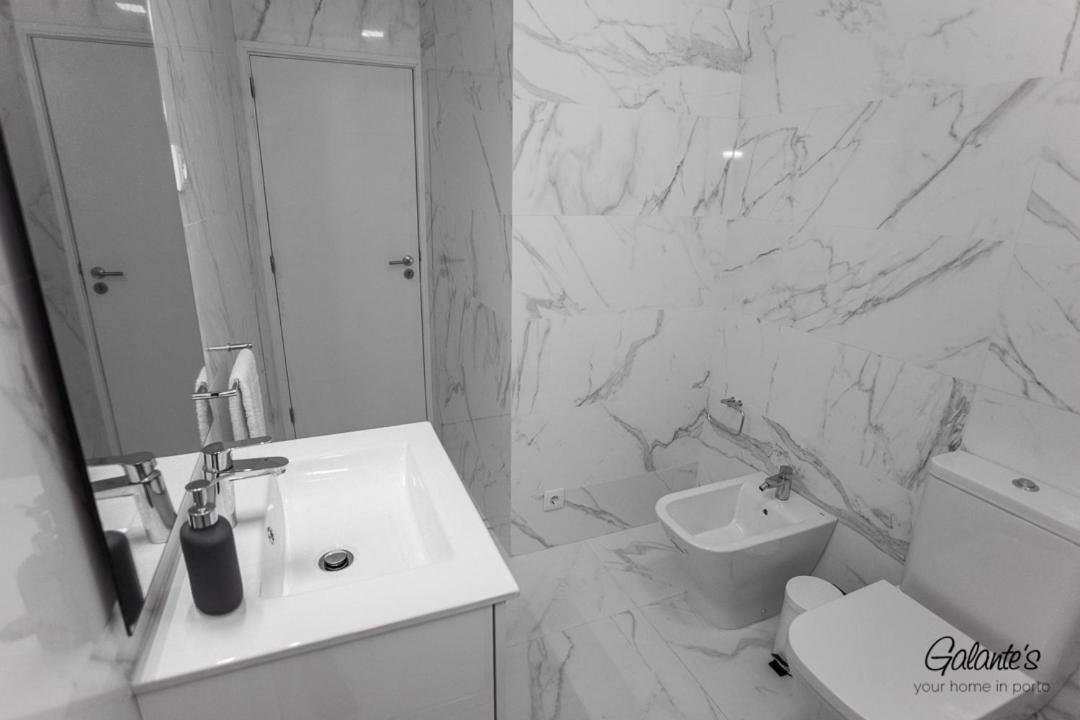 Downtown 3 Bedroom With Balcony - Quiet Street - Family Friendly - Groups Porto Luaran gambar