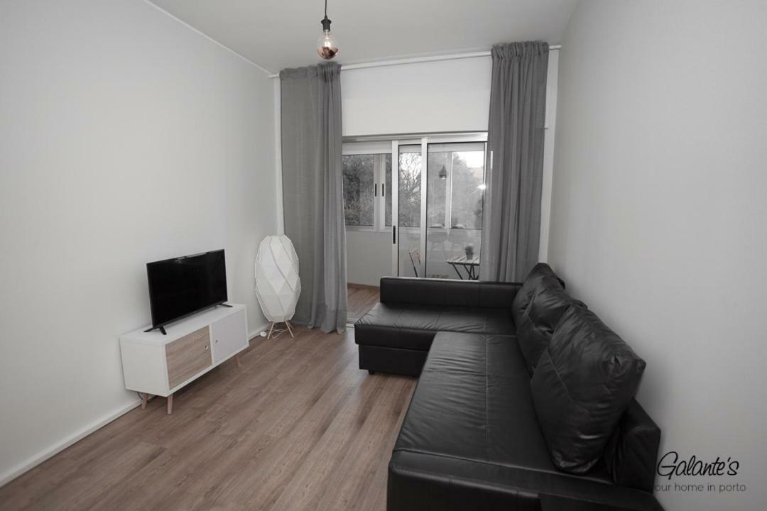 Downtown 3 Bedroom With Balcony - Quiet Street - Family Friendly - Groups Porto Luaran gambar
