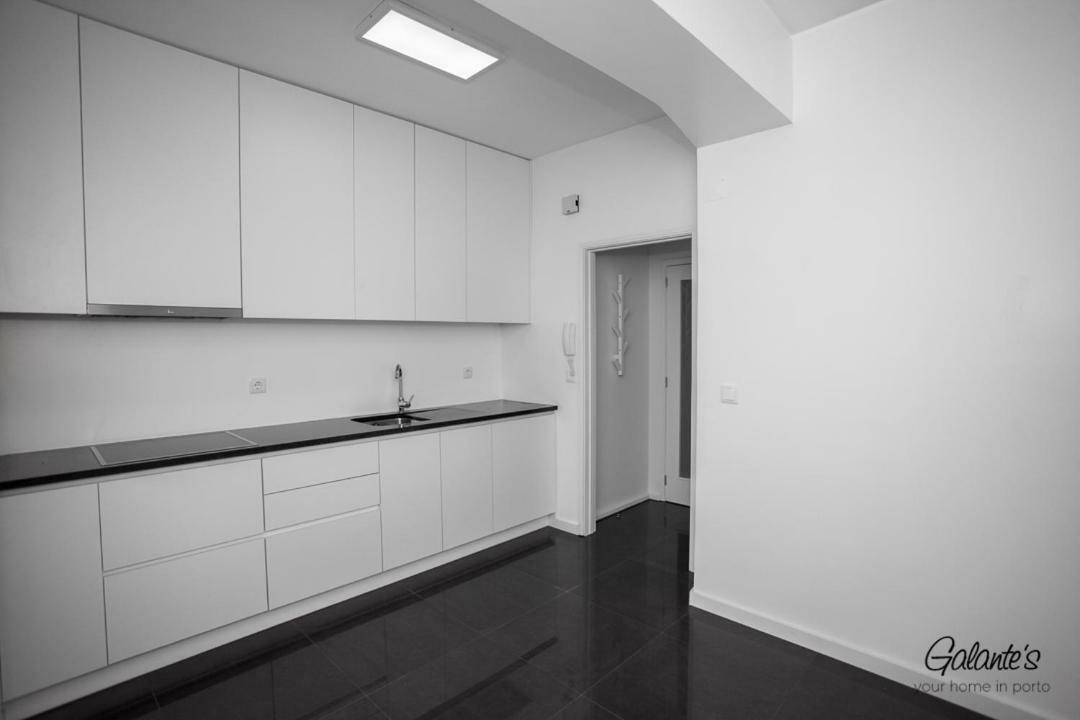 Downtown 3 Bedroom With Balcony - Quiet Street - Family Friendly - Groups Porto Luaran gambar