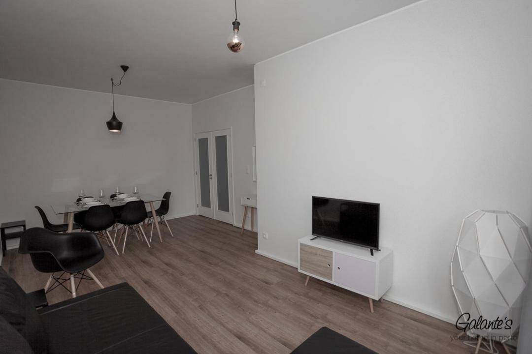 Downtown 3 Bedroom With Balcony - Quiet Street - Family Friendly - Groups Porto Luaran gambar