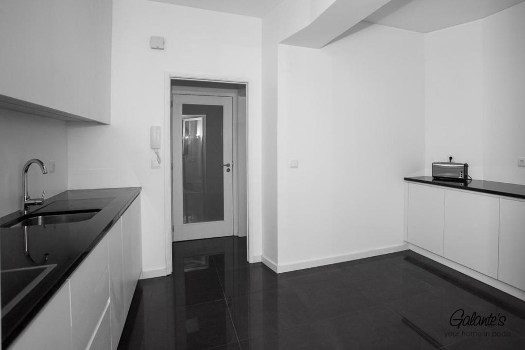 Downtown 3 Bedroom With Balcony - Quiet Street - Family Friendly - Groups Porto Luaran gambar